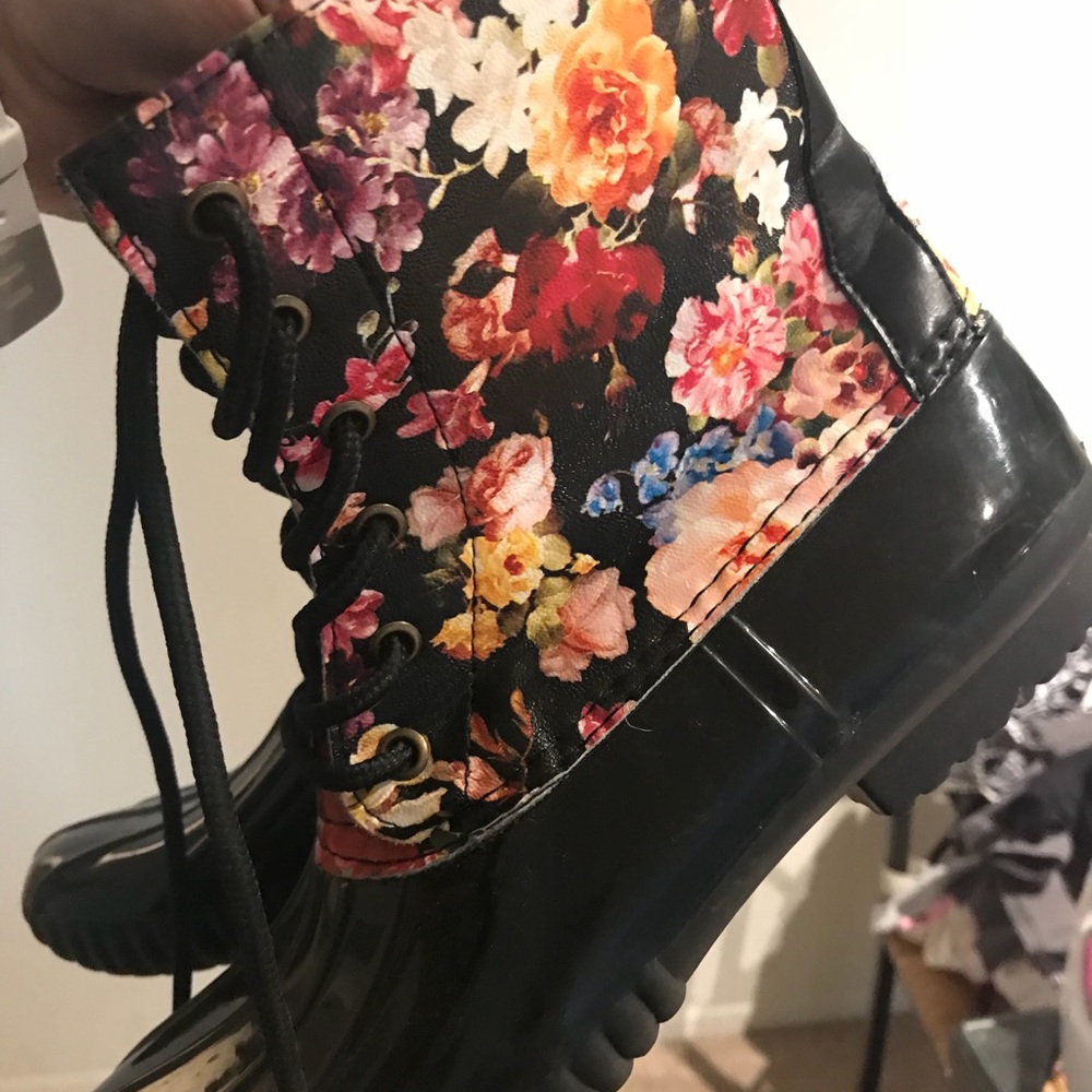 Steve Madden beautiful floral rain boots!